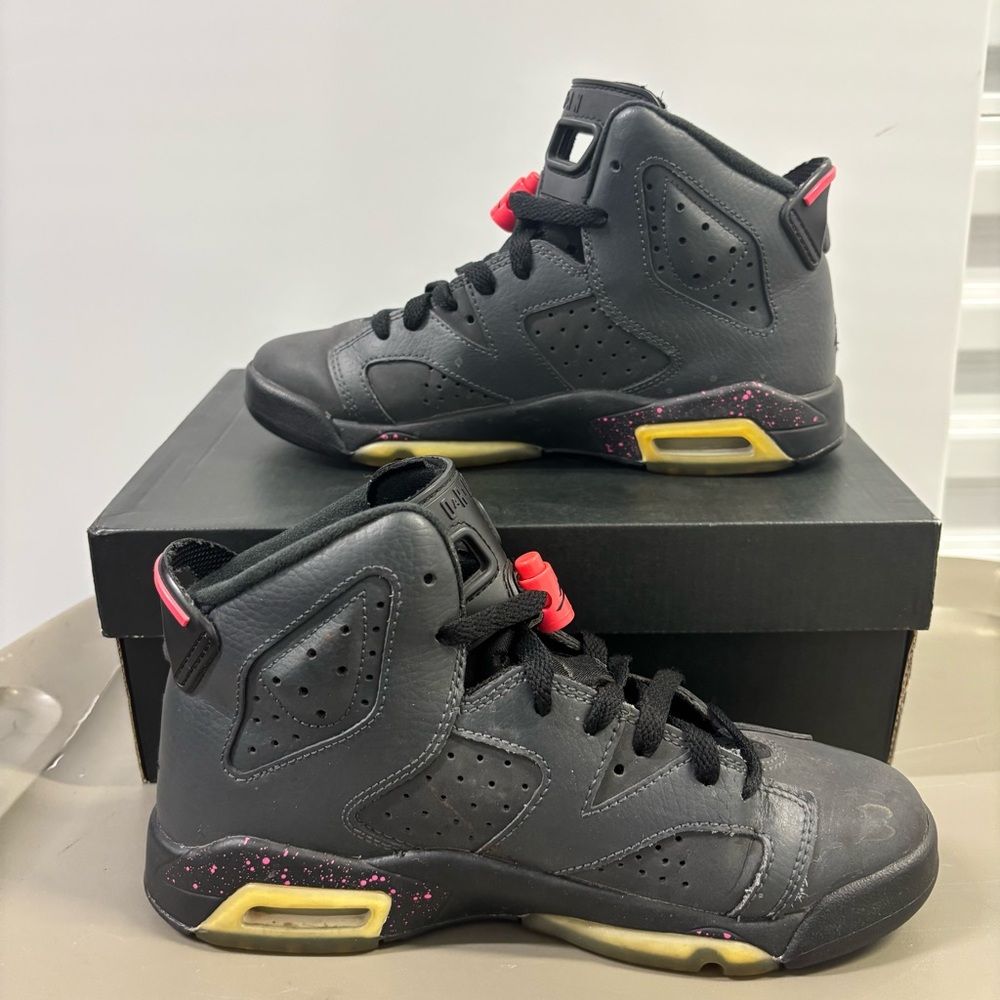 Retro Jordan 6 Anthracite / Pink Sneakers 6W/4.5Y